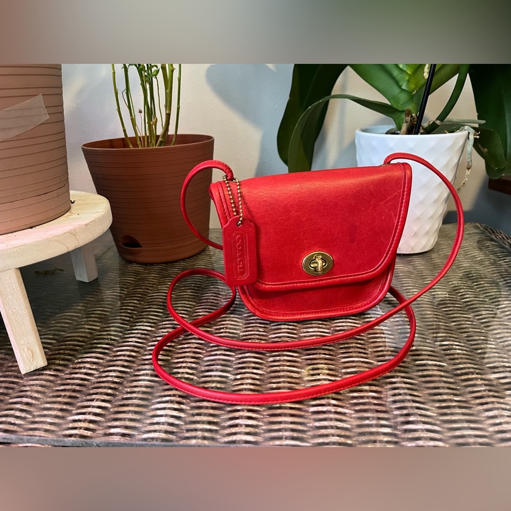 Vtg Coach Ltr Everett Red
